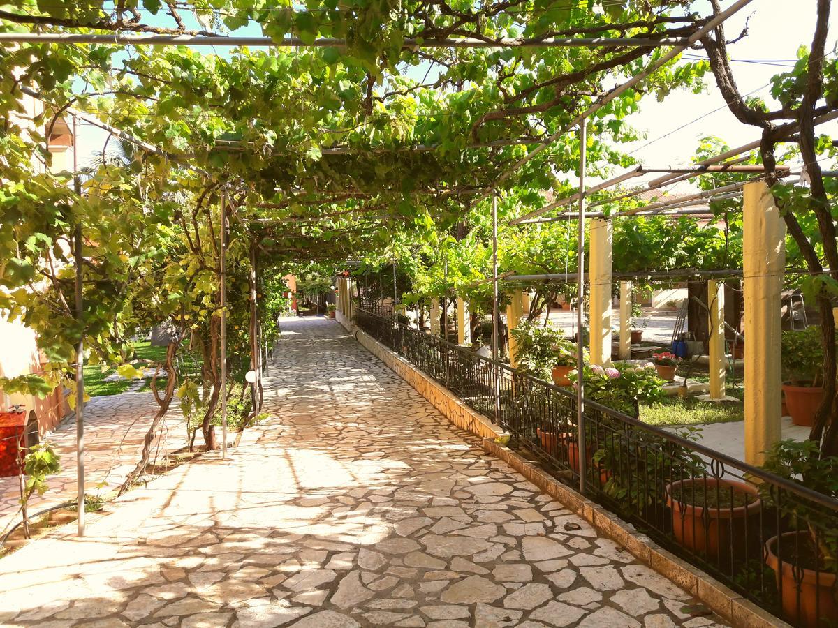 Bungalows Niki อาคาราวี ภายนอก รูปภาพ