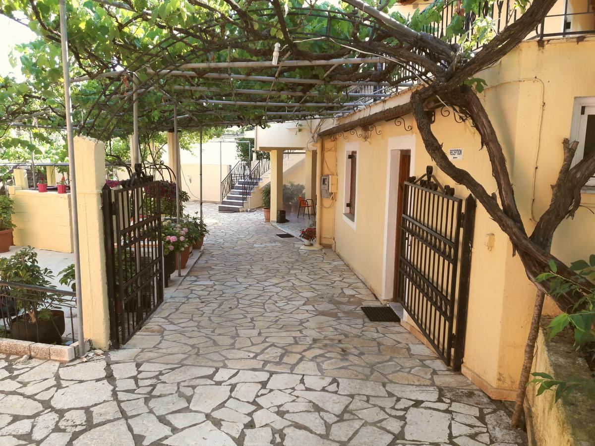 Bungalows Niki อาคาราวี ภายนอก รูปภาพ